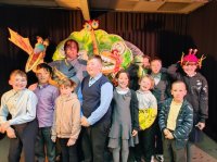 18 апреля учащиеся 3в класса посетили «Забавный театрик Романа Ляпина» и посмотрели спектакль «Динозавр по имени Игу»